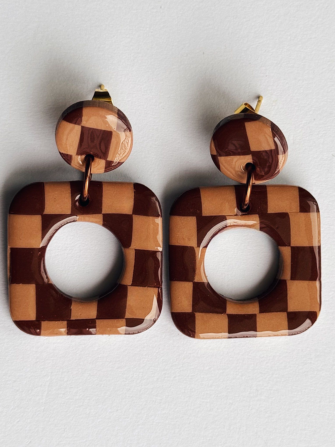 Brincos Padrão Latte - Quadrado envernizado 2