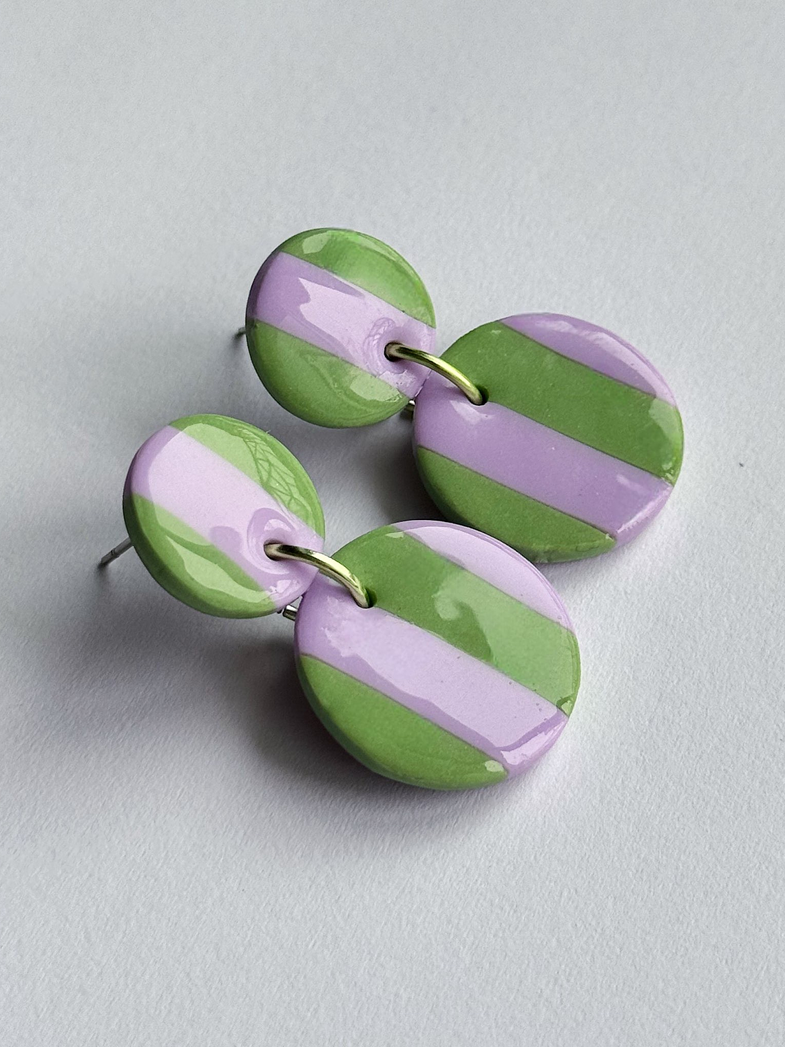 Brincos Padrão Violeta Mini - Oval envernizado 1