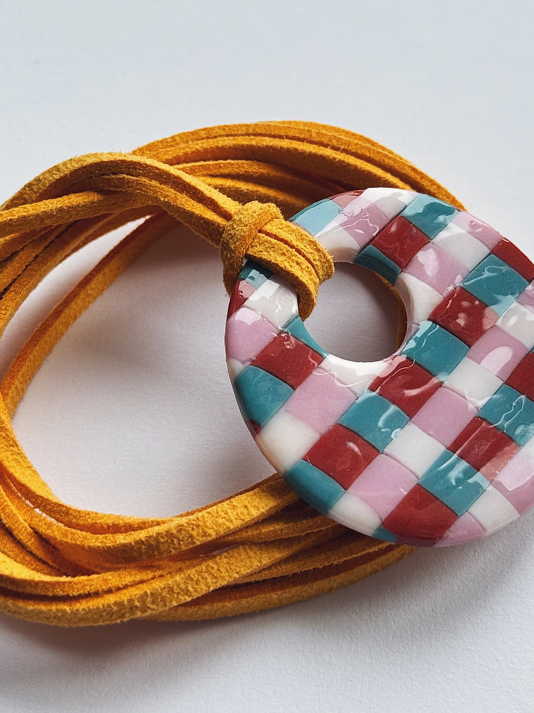 Colar Vintage envernizado - cordão mostarda 2