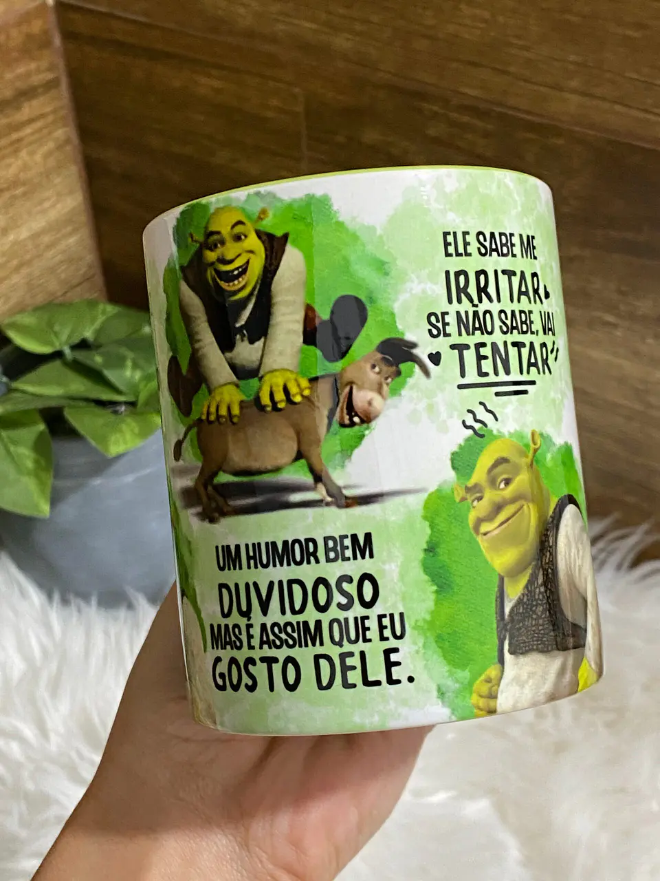 Arte Caneca Shrek e Fiona Ele Tem Um Nariz Grande Um Sorriso Meio Torto Png 3