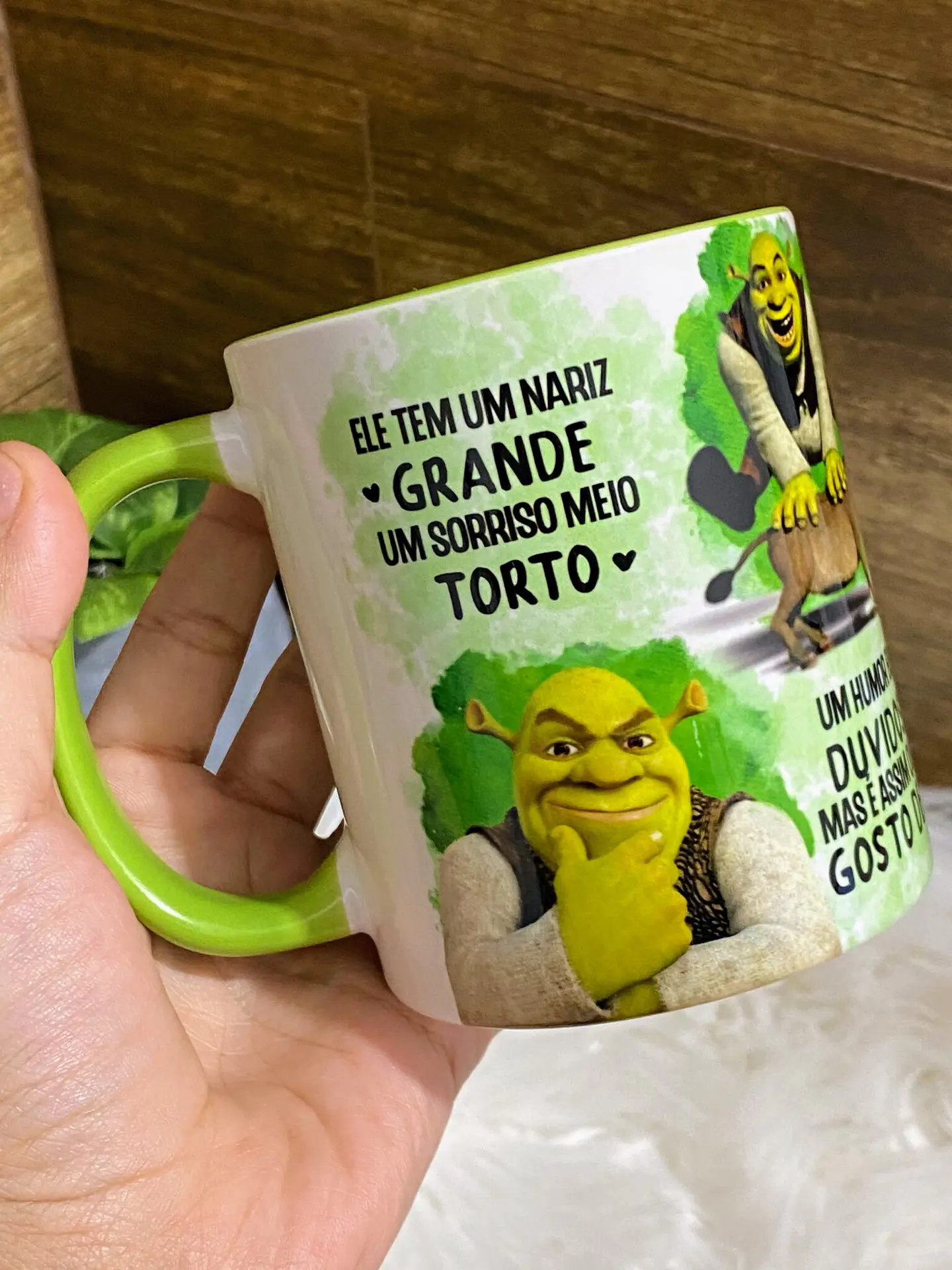 Arte Caneca Shrek e Fiona Ele Tem Um Nariz Grande Um Sorriso Meio Torto Png 4