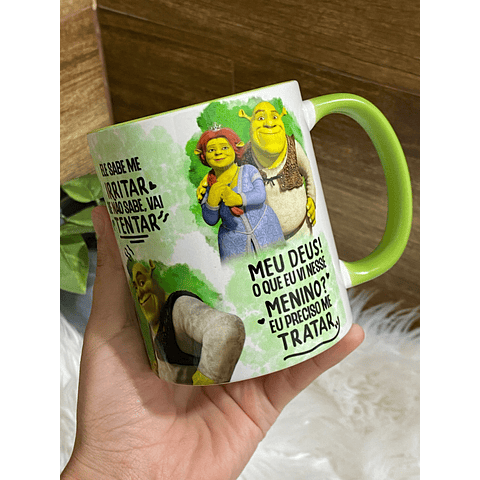 Arte Caneca Shrek e Fiona Ele Tem Um Nariz Grande Um Sorriso Meio Torto Png