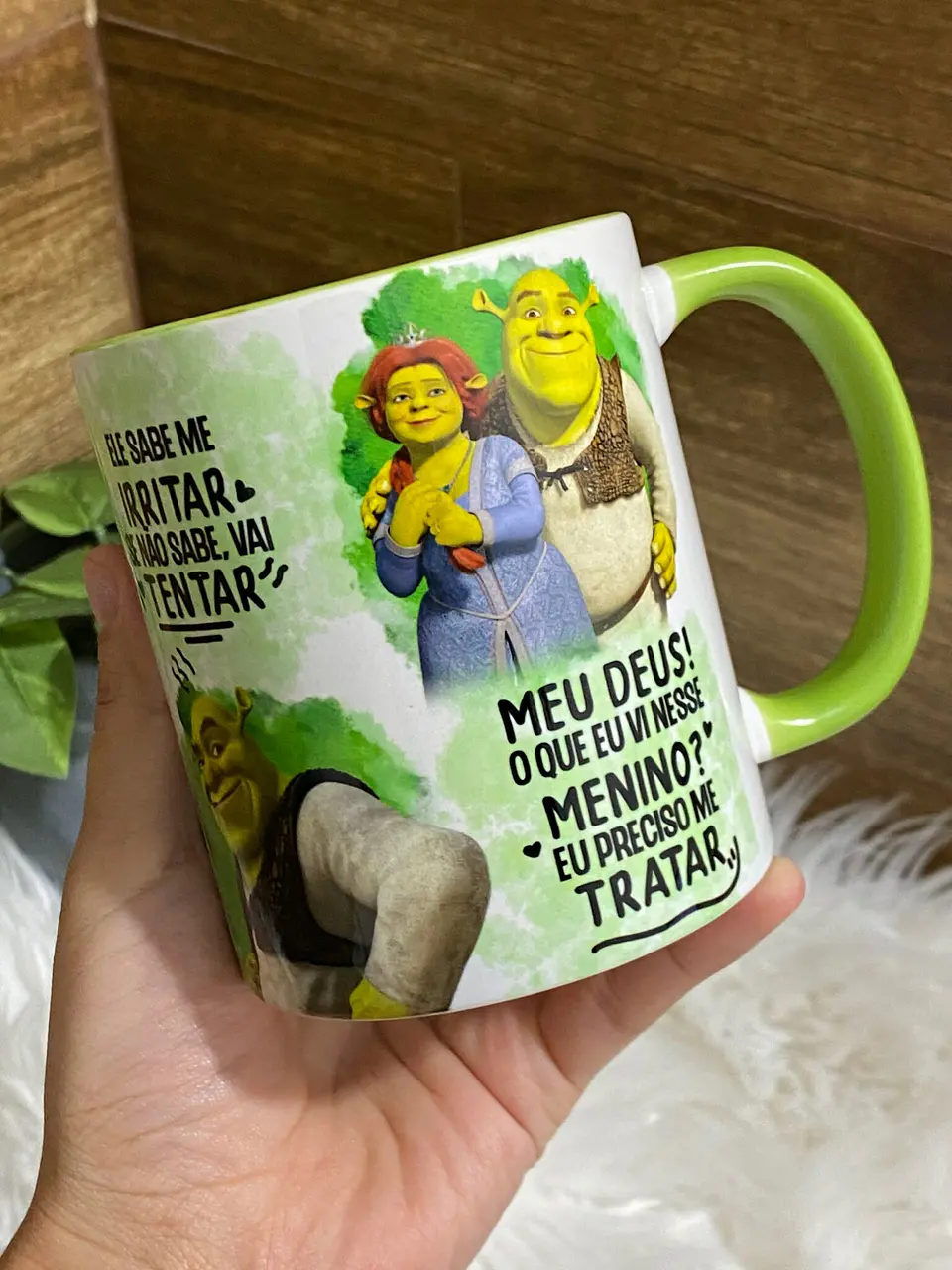 Arte Caneca Shrek e Fiona Ele Tem Um Nariz Grande Um Sorriso Meio Torto Png 5