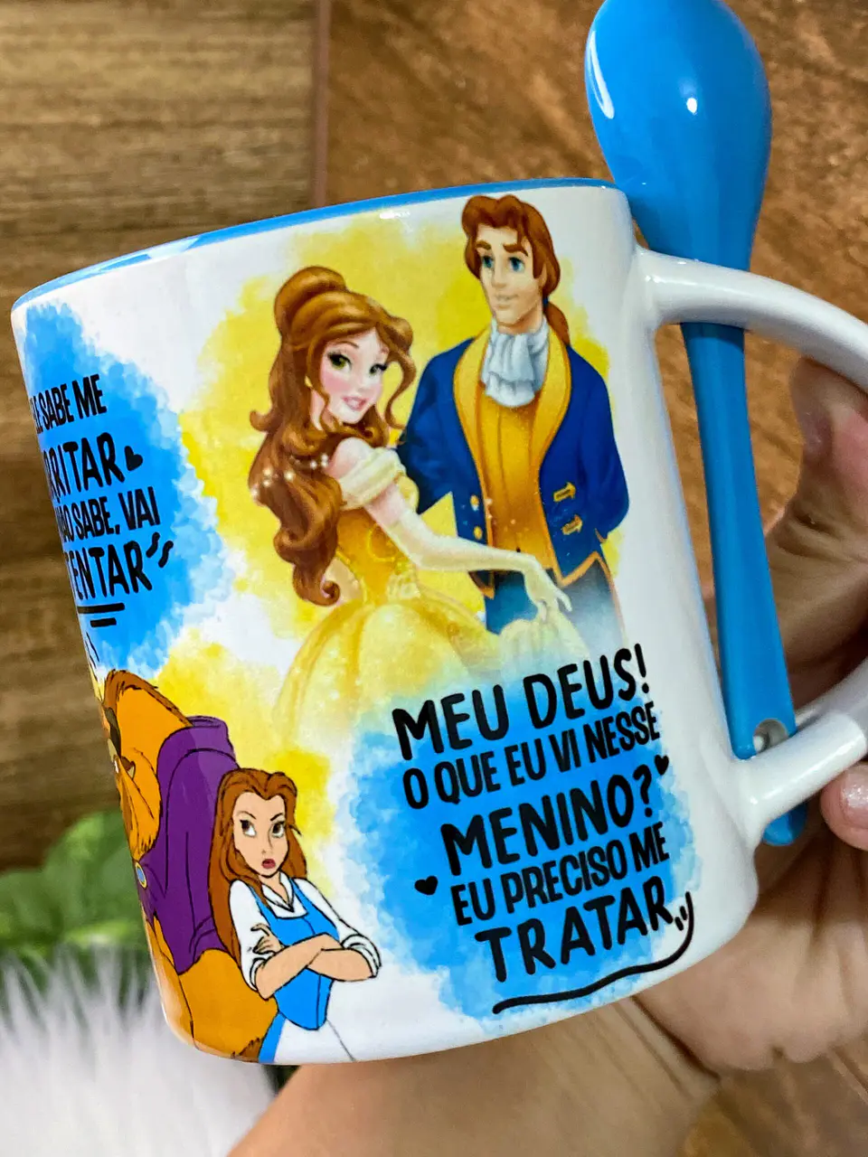 Arte para Caneca A Bela e a Fera Ele Tem Um Nariz Grande Um Sorriso Meio Torto Png 1