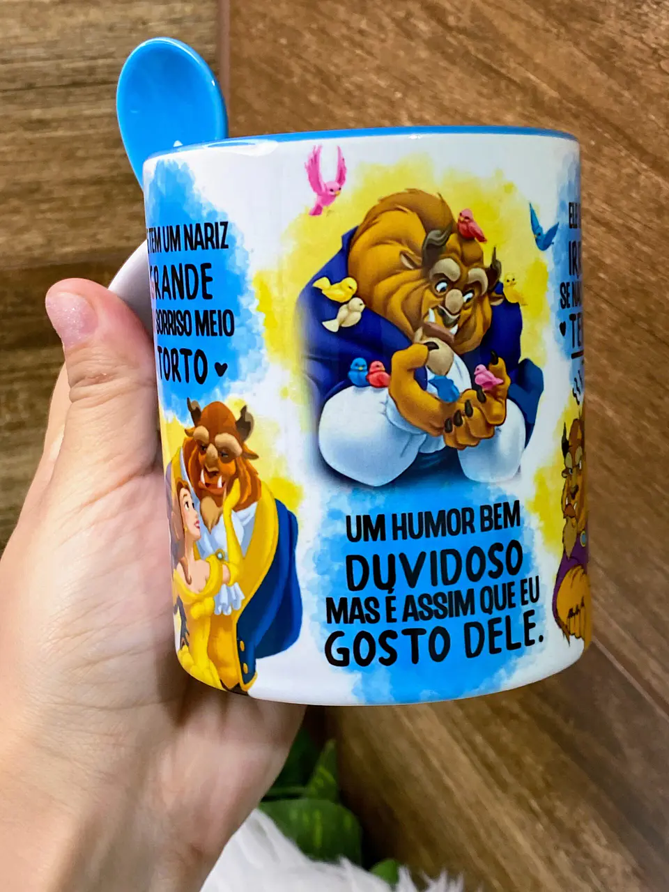 Arte para Caneca A Bela e a Fera Ele Tem Um Nariz Grande Um Sorriso Meio Torto Png 4