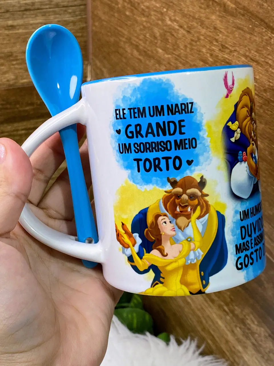 Arte para Caneca A Bela e a Fera Ele Tem Um Nariz Grande Um Sorriso Meio Torto Png 5