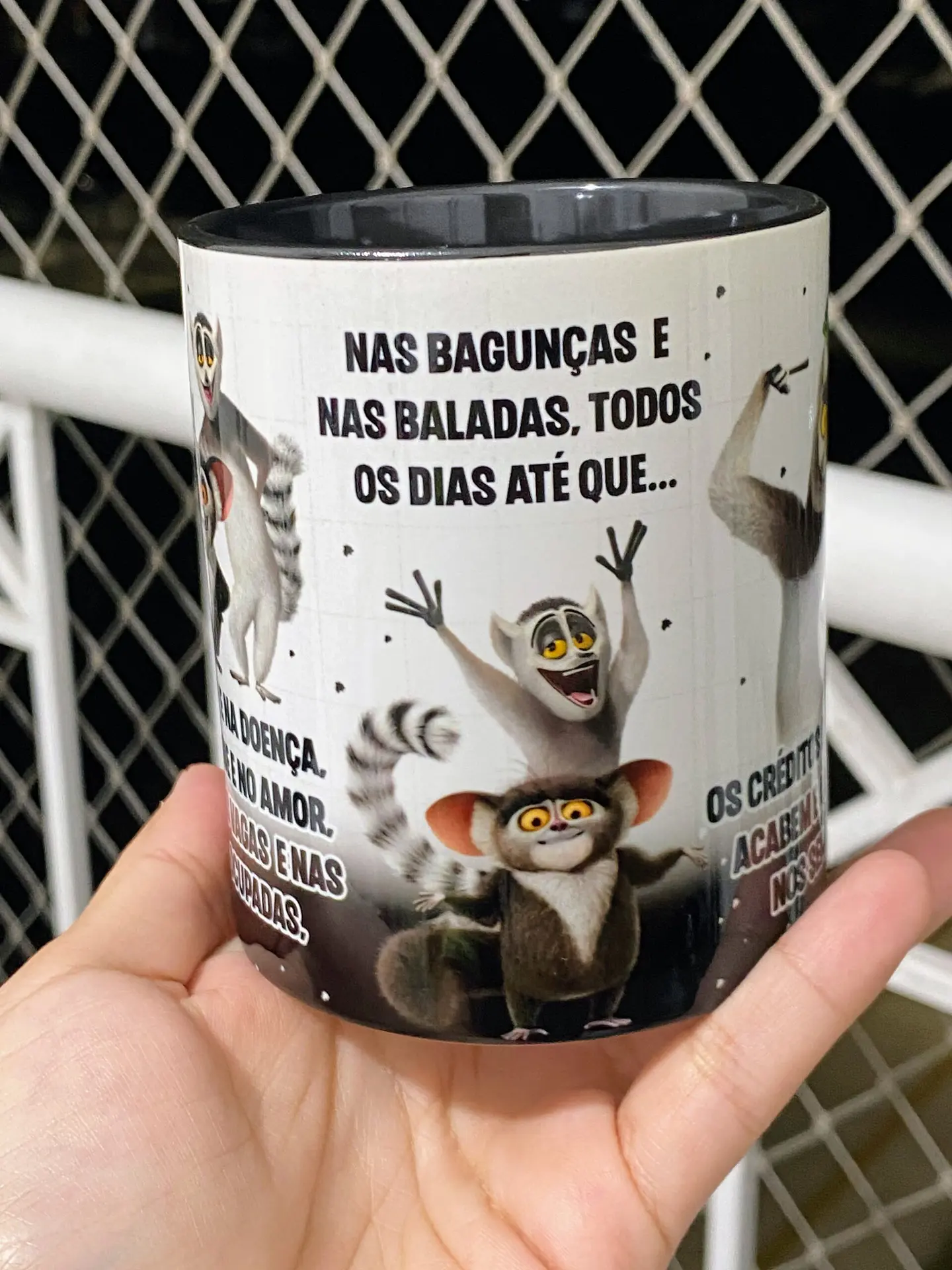Arte Caneca Eu Prometo te incomodar na alegria e na tristeza Rei Julien Arquivo Png 4