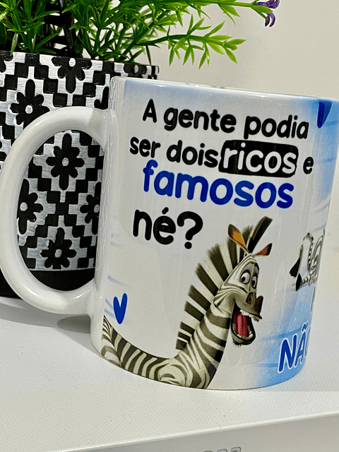 Arte Caneca A gente podia ser dois ricos e famosos mas nãooo somos dois pobres e fofoqueiros - Madagascar Arquivo em Jpg 