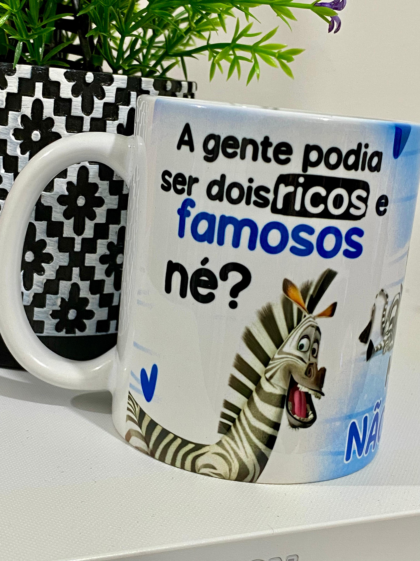 Arte Caneca A gente podia ser dois ricos e famosos mas nãooo somos dois pobres e fofoqueiros - Madagascar Arquivo em Jpg  1
