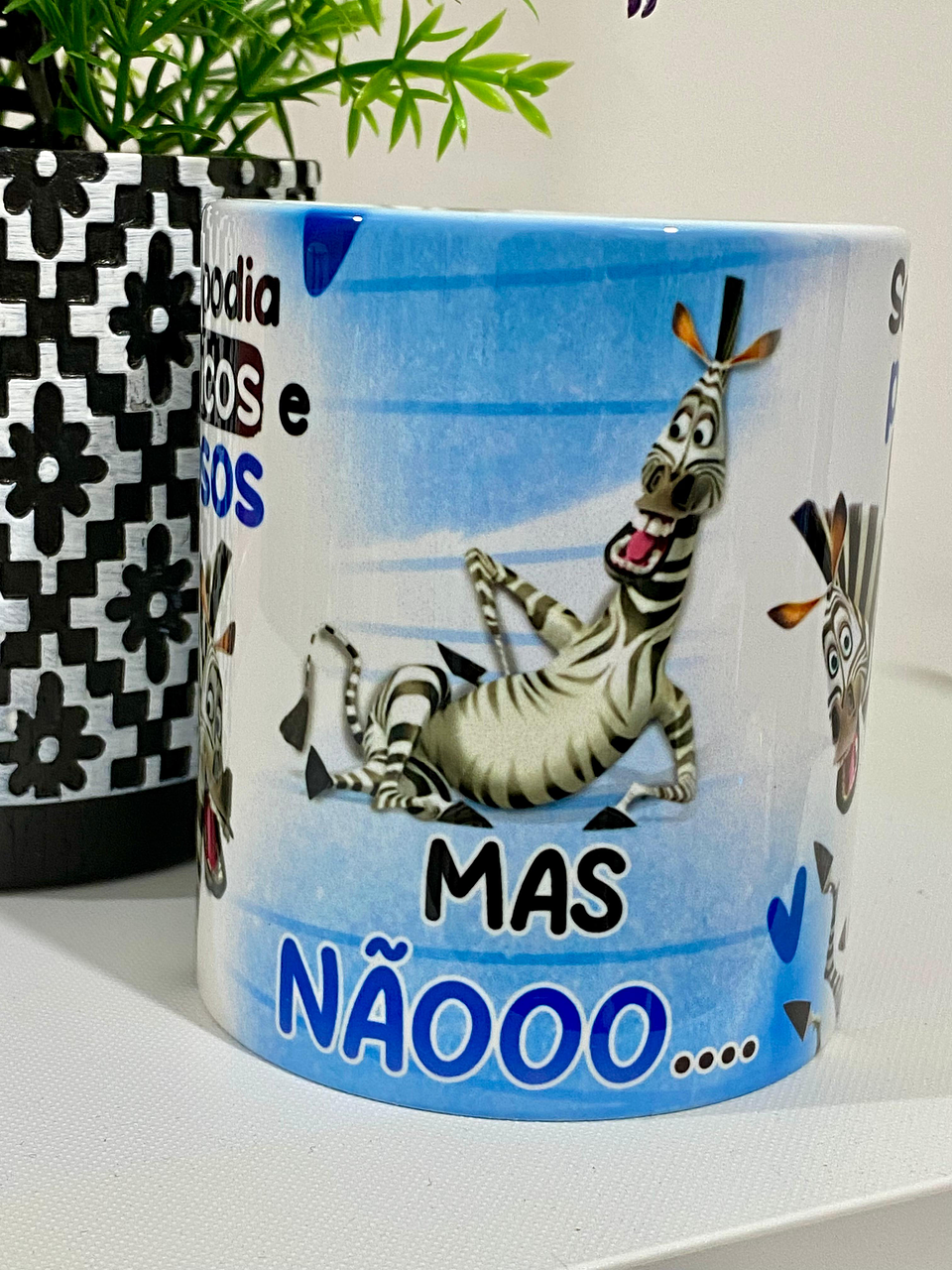 Arte Caneca A gente podia ser dois ricos e famosos mas nãooo somos dois pobres e fofoqueiros - Madagascar Arquivo em Jpg  2