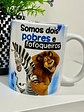 Arte Caneca A gente podia ser dois ricos e famosos mas nãooo somos dois pobres e fofoqueiros - Madagascar Arquivo em Jpg  - Thumbnail 3