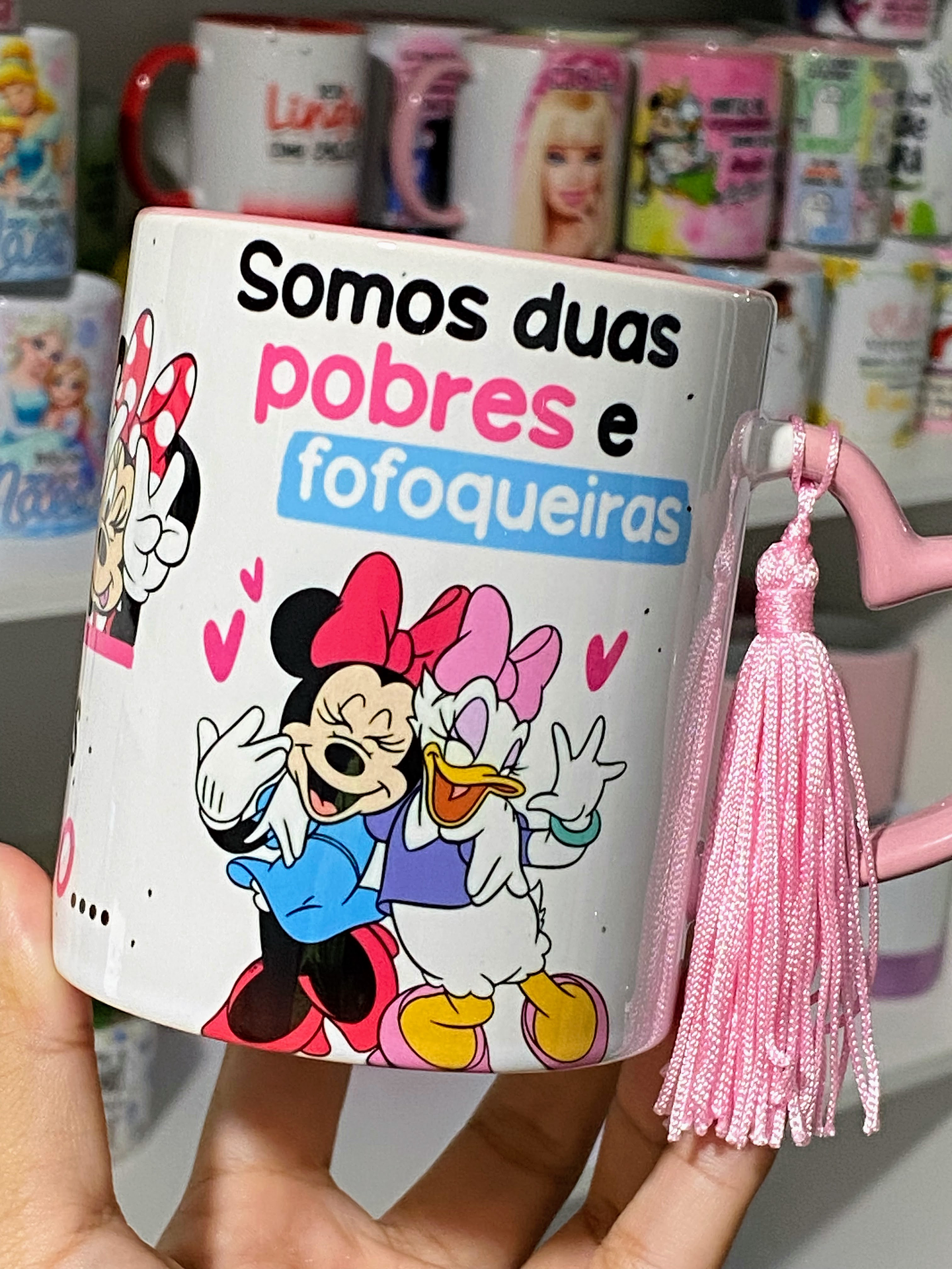 Arte Caneca Minnie e Margarida A gente poderia ser duas ricas e famosas né?  Arquivo em Jpg 3