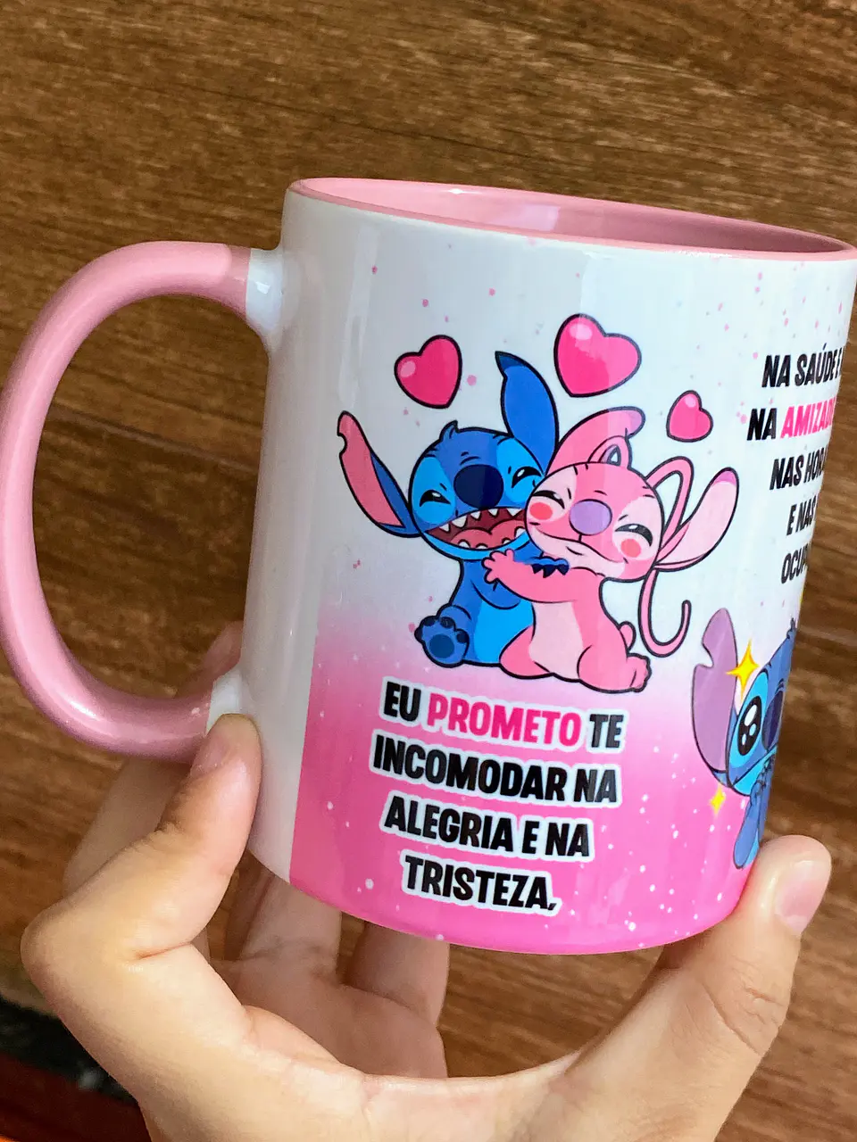 Arte Caneca Stitch Eu prometo te incomodar na alegria e na tristeza, na saude e na doença, na amizade e no amor Arquivo em Jpg 1