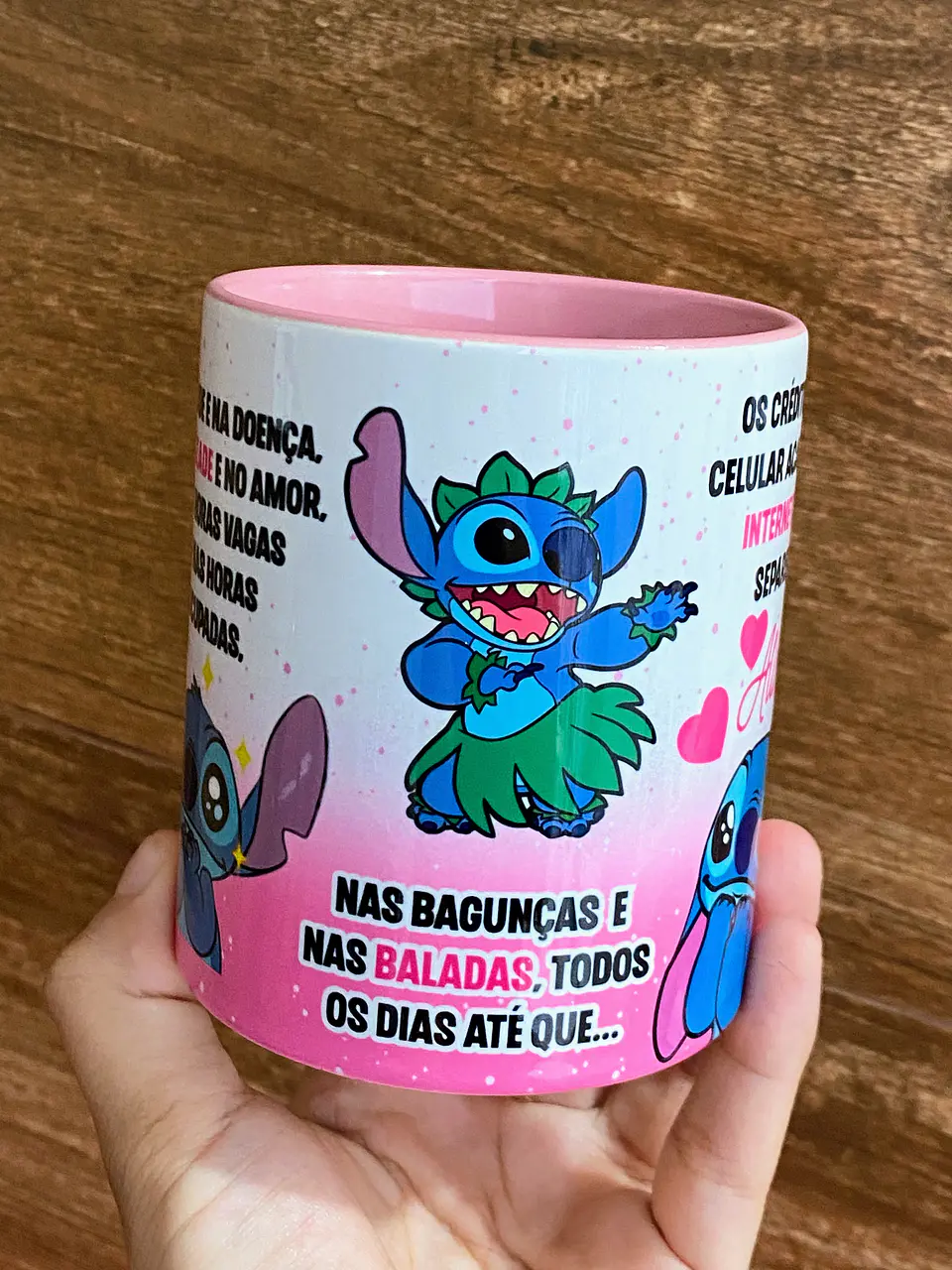 Arte Caneca Stitch Eu prometo te incomodar na alegria e na tristeza, na saude e na doença, na amizade e no amor Arquivo em Jpg 2