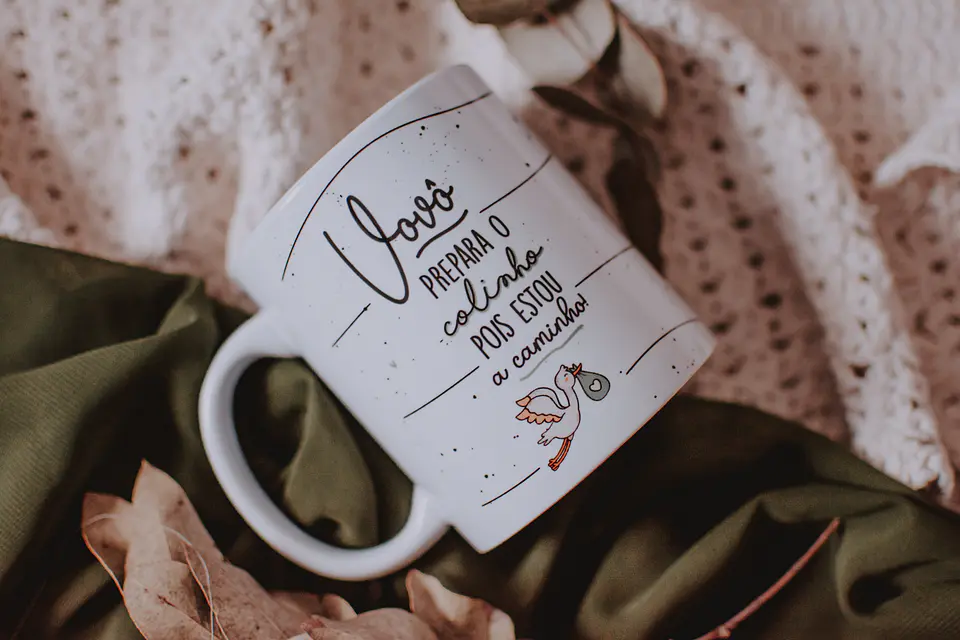 Artes Caneca Dia dos Avós Vó e Vô Cegonha Prepara o colinho que estou a caminho Png  3