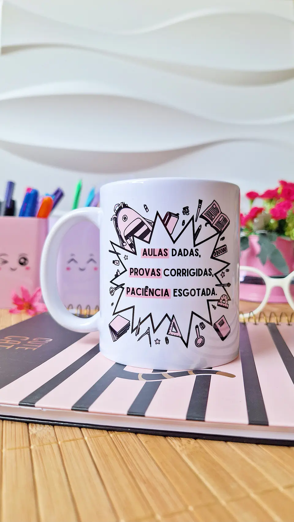 Arte Caneca Aulas dadas, provas corrigidas, paciência esgotada Arquivo em Png 1