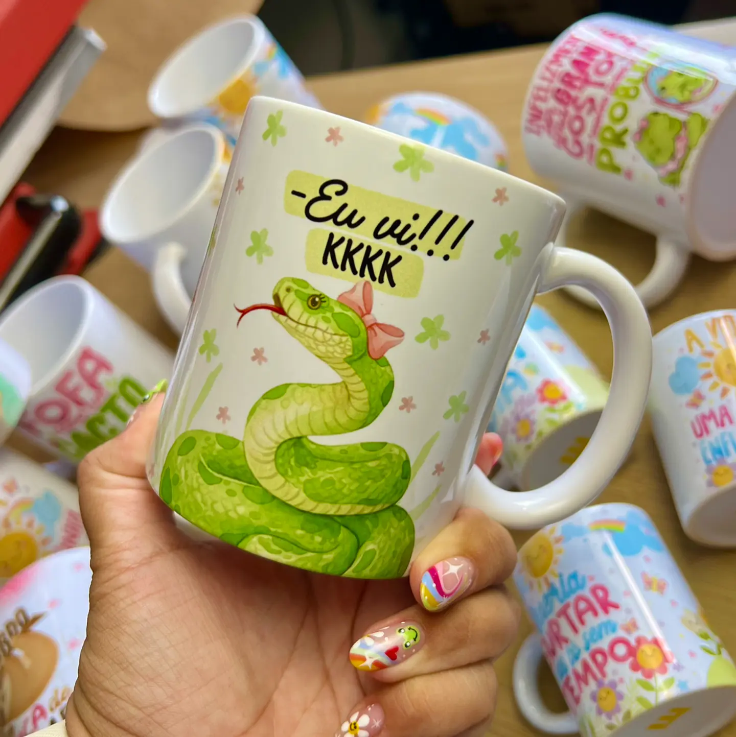 2 Artes para Caneca Amigas Cobra e Galinha Arquivo em Png 2