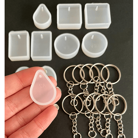 Set 10 mini moldes de silicona con perforación geométricos + 10 argollas de llavero simples.