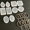 Set 10 mini moldes de silicona con perforación geométricos + 10 argollas de llavero simples.