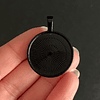 Camafeo #9 colgante metálico circular, 1 unidad, 2,5cm, color NEGRO
