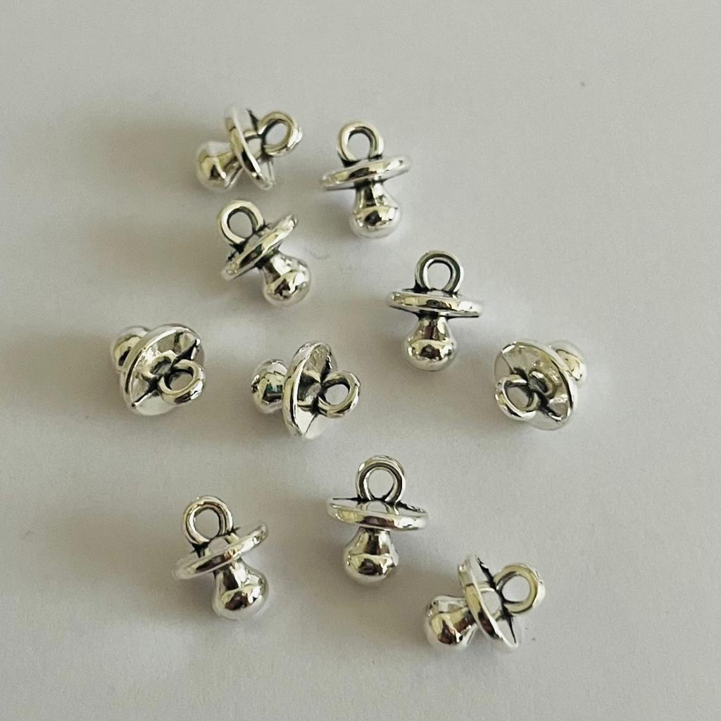 Abalorios metálicos CHUPETES pequeños, 10pcs, plateados.