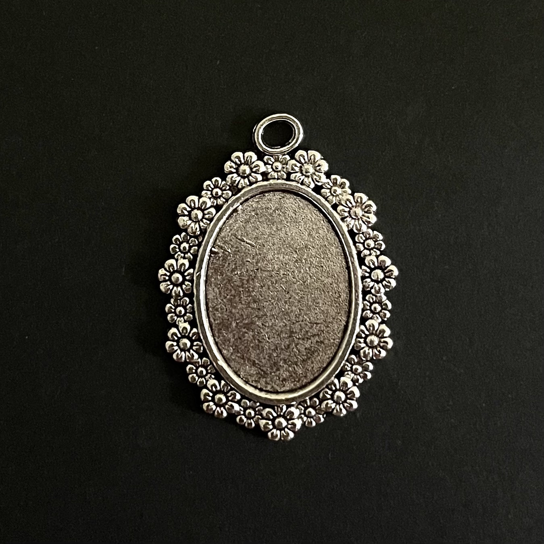 Camafeo #03 colgante OVALADO FLORAL (1u), color plateado. 1