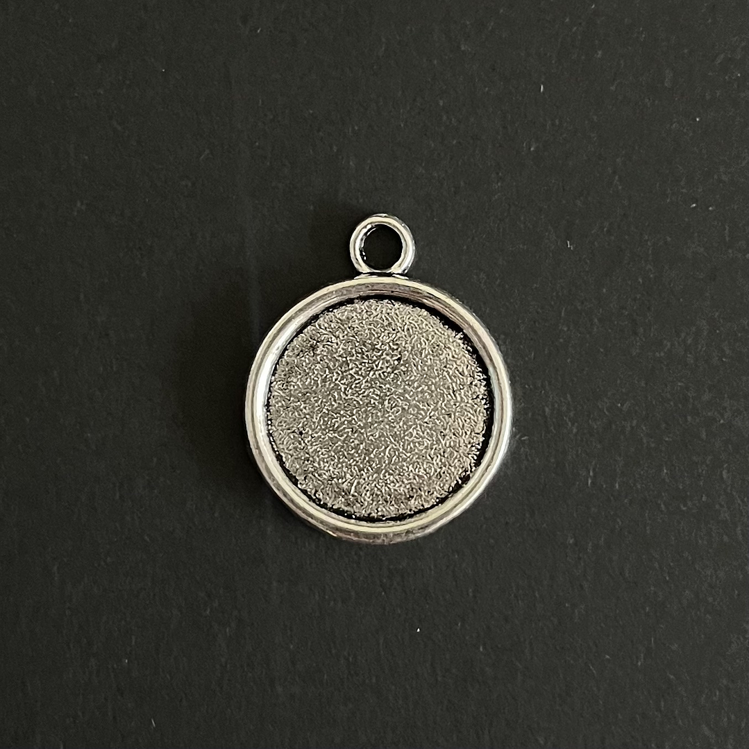 Camafeo #06 colgante CIRCULAR 1,8CM (1u), color plateado. 1