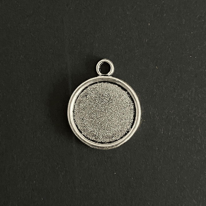 Camafeo #06 colgante CIRCULAR 1,8CM (1u), color plateado. 1