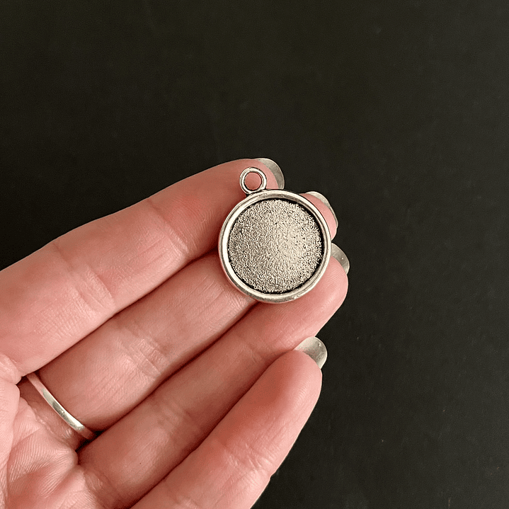 Camafeo #06 colgante CIRCULAR 1,8CM (1u), color plateado. 2