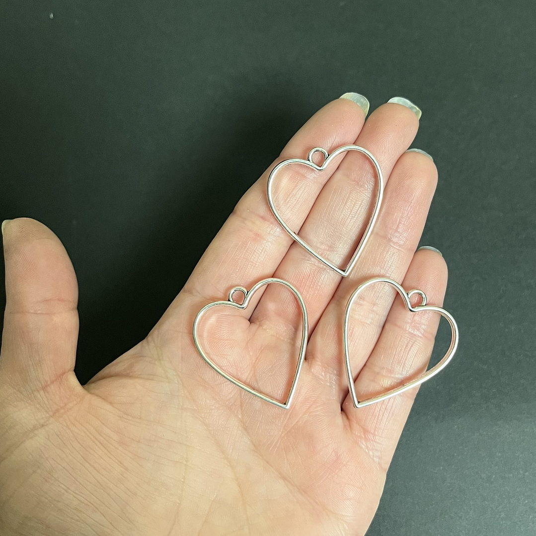 Bisel metálico CORAZÓN, 2,5cm x 3cm, 3 unidades, plateados. 3