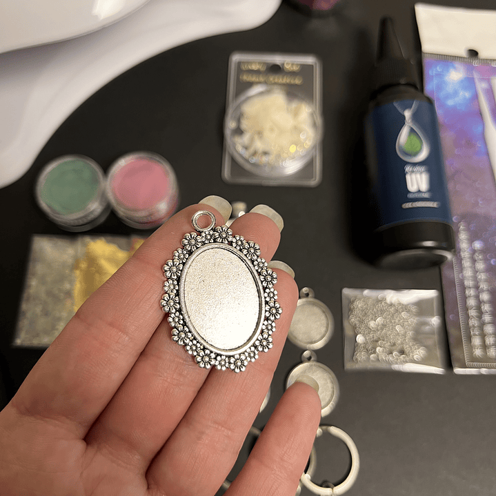 Kit inicial RESINA UV 50g con CAMAFEOS metálicos, flores, etc.. 3