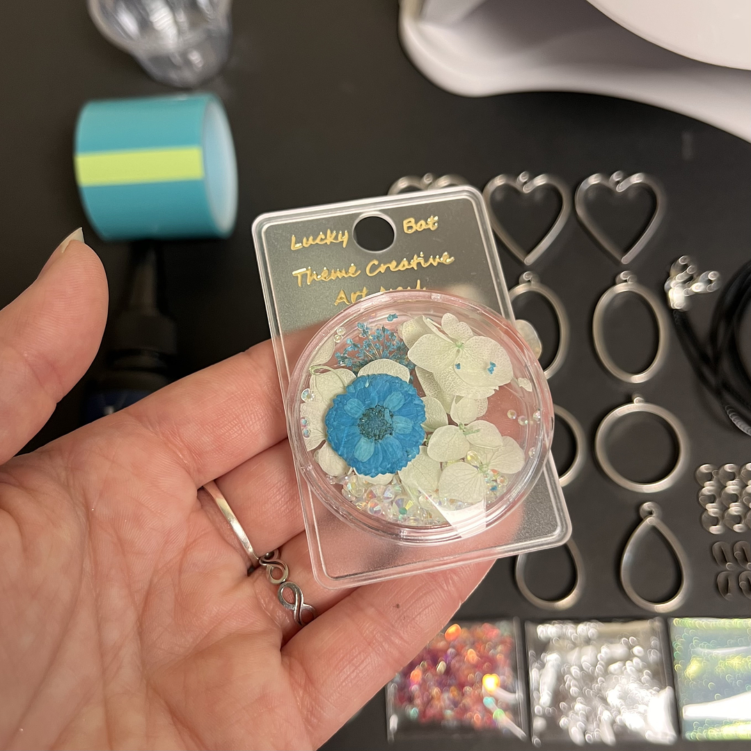 Kit inicial RESINA UV 50g con BISELES metálicos, flores, etc.. 4