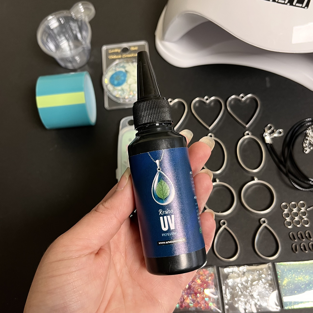 Kit inicial RESINA UV 50g con BISELES metálicos, flores, etc.. 2