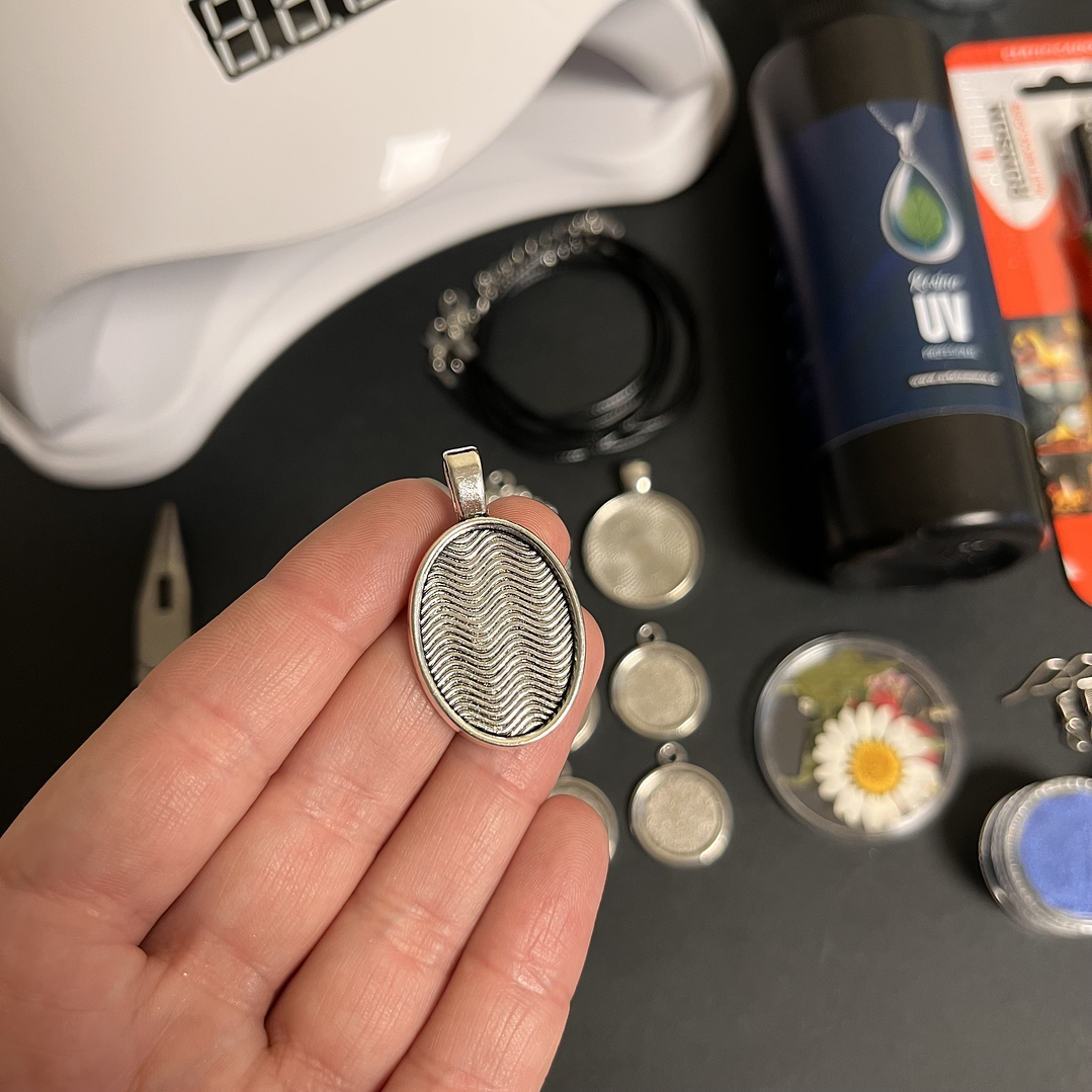 Kit inicial RESINA UV 200g con CAMAFEOS metálicos, flores, etc.. 3