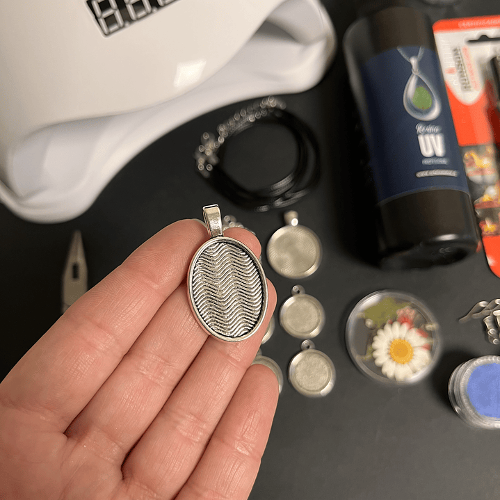 Kit inicial RESINA UV 200g con CAMAFEOS metálicos, flores, etc.. 3