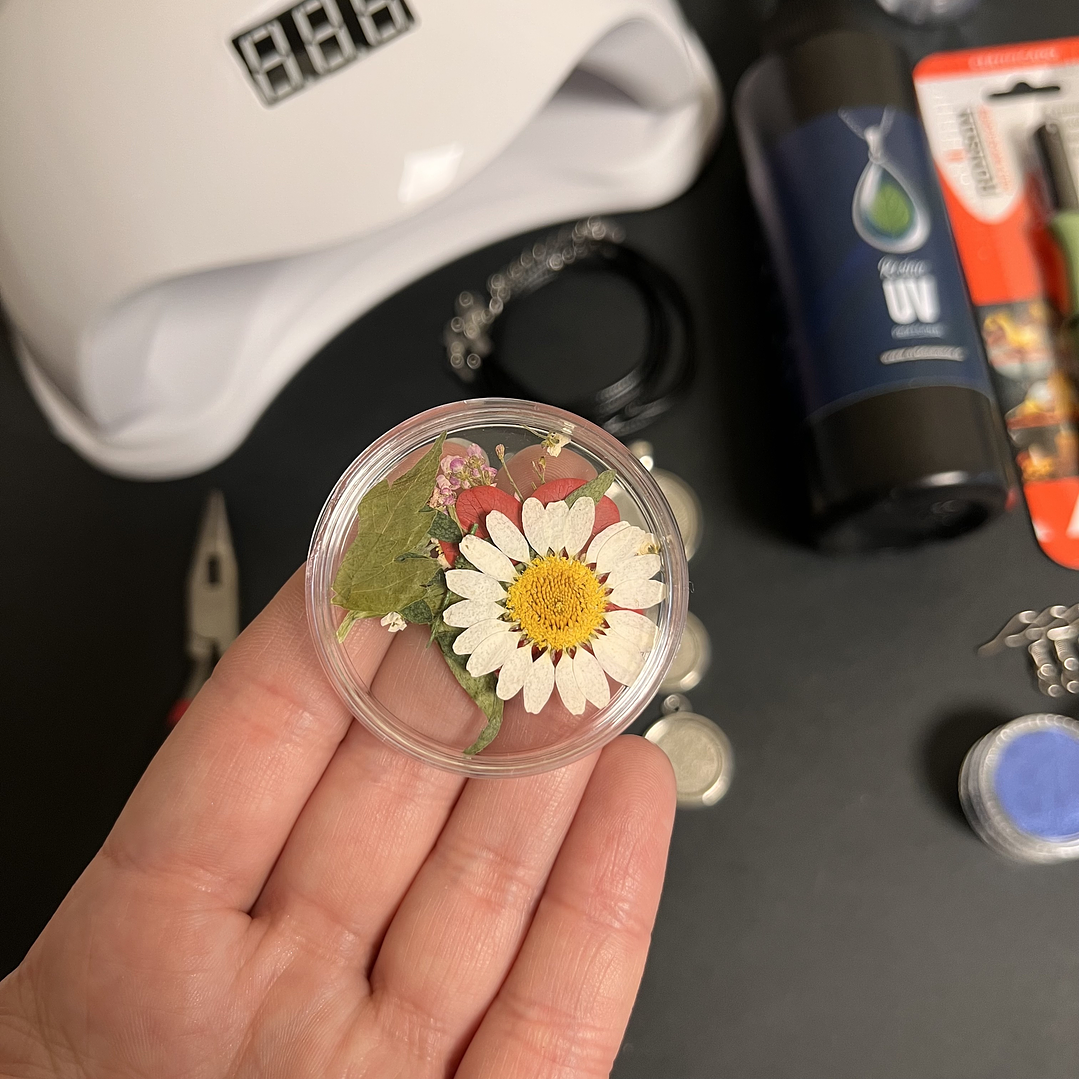 Kit inicial RESINA UV 200g con CAMAFEOS metálicos, flores, etc.. 2