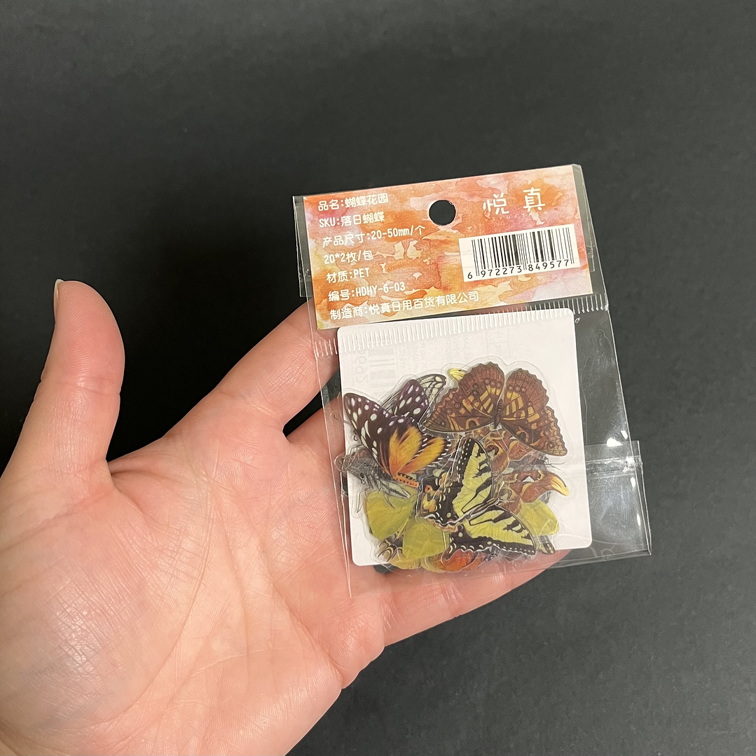 Mariposas adhesivas 40pcs, tonos CÁLIDOS, fondo transparente.  2