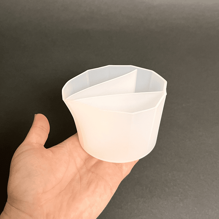 Vaso/taza de silicona MULTICOLOR, dividida tres espacios, para vertido.  3