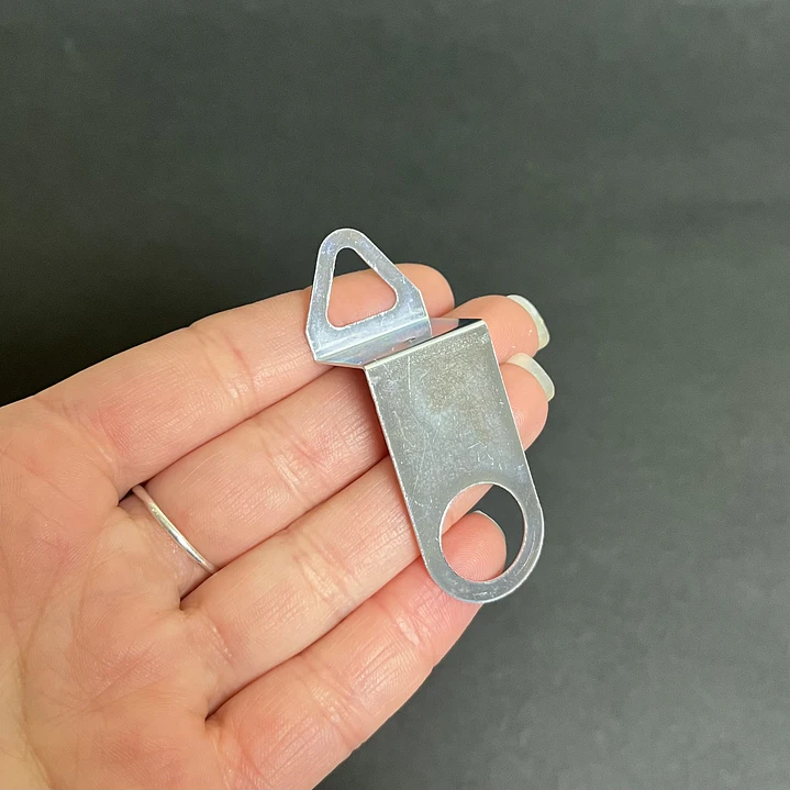 Gancho/colgador para reloj de pared, metálico. 1 unidad. 3