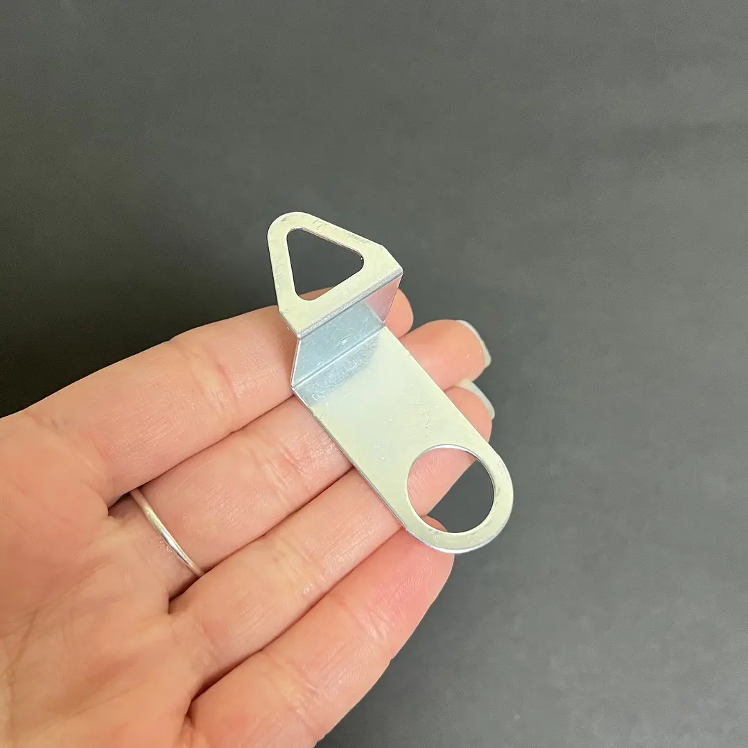 Gancho/colgador para reloj de pared, metálico. 1 unidad. 4