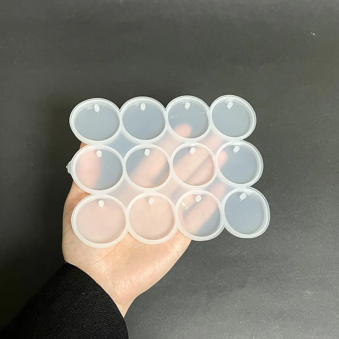 Molde de silicona doce círculos 3,5cm diámetro, con perforación.  2
