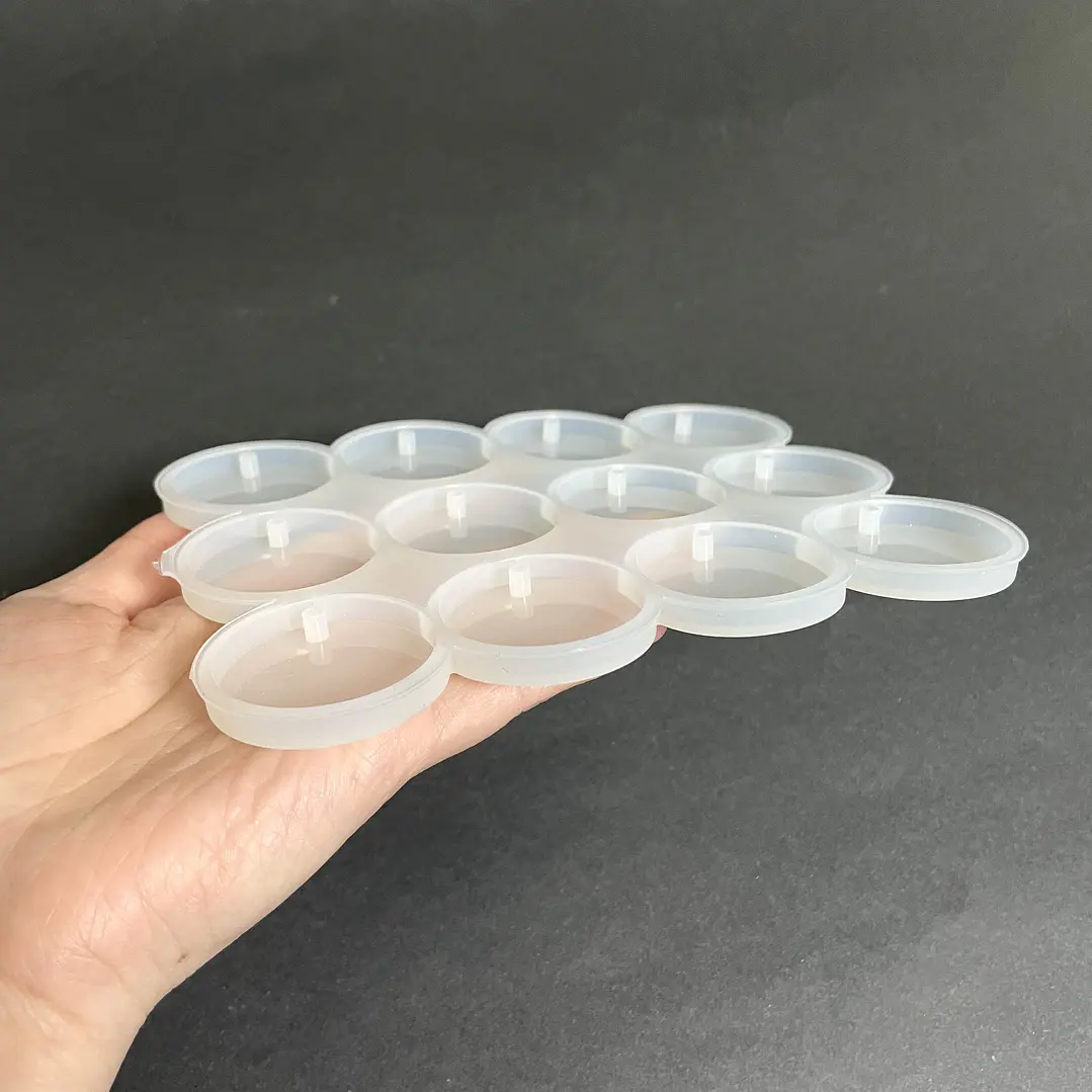 Molde de silicona doce círculos 3,5cm diámetro, con perforación.  4