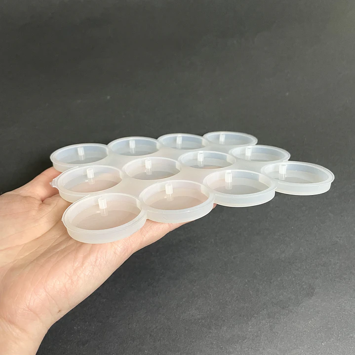 Molde de silicona doce círculos 3,5cm diámetro, con perforación.  4