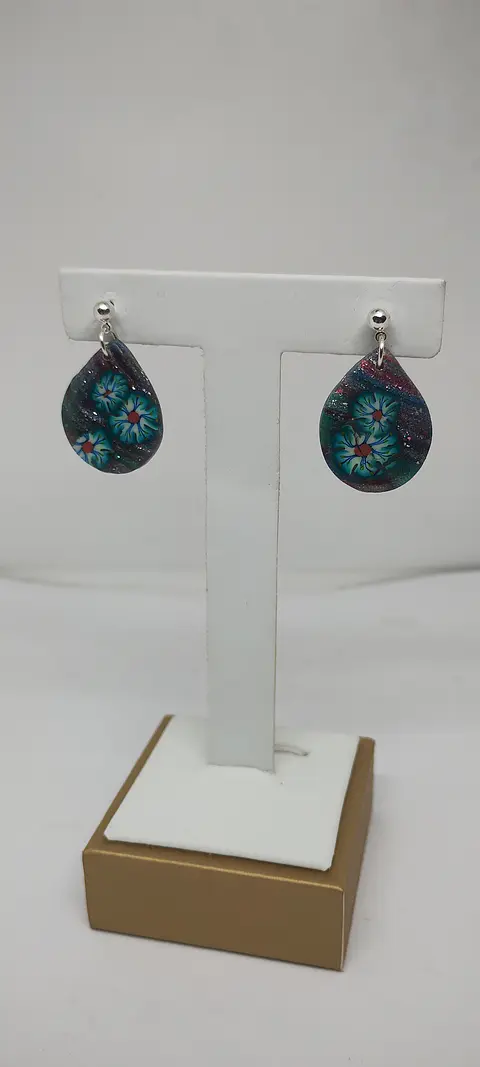 Gota mediana brillante y flores
