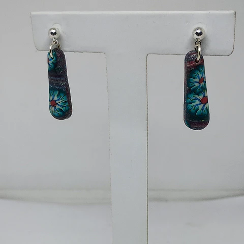 Pequeños aros alargados con flores
