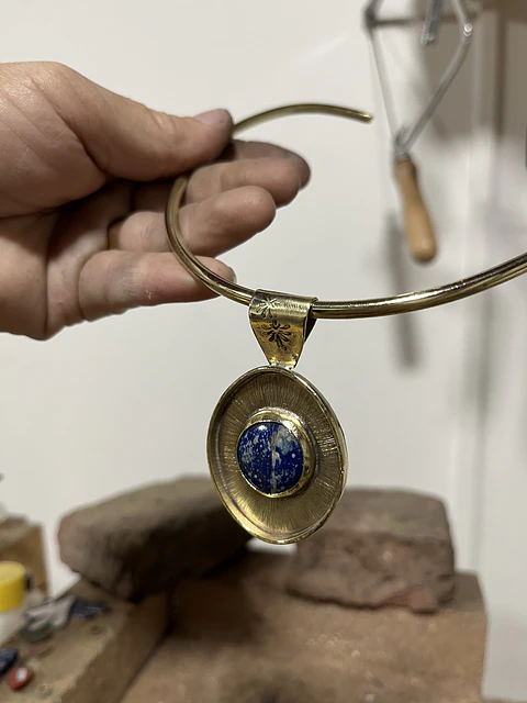 Tiara de bronce con medallon de lapislázuli 