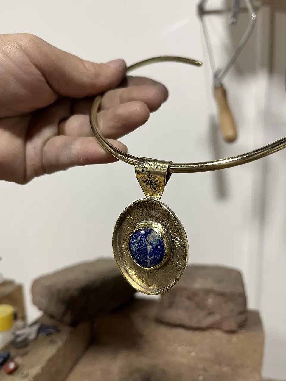 Tiara de bronce con medallon de lapislázuli  1