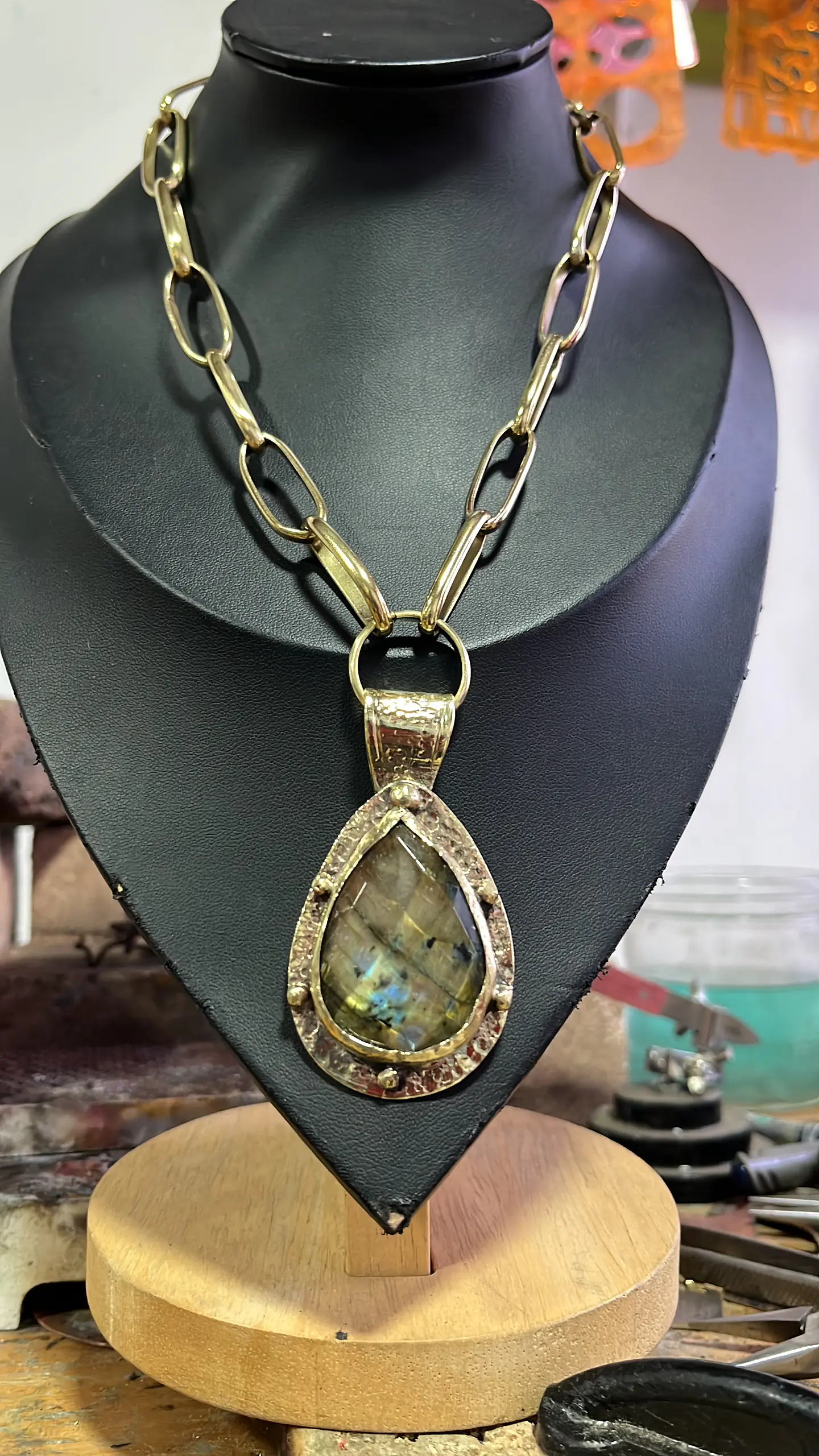 Collar de bronce con piedra labradorita facetada  2