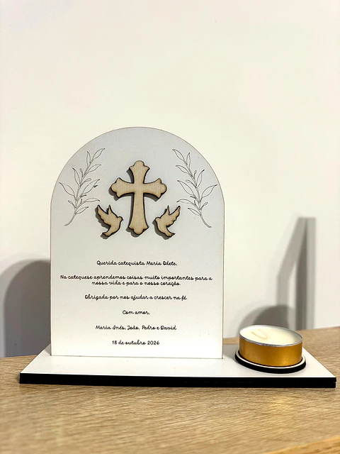 Placa Personalizada para Catequista com Cruz, Pombas e Vela