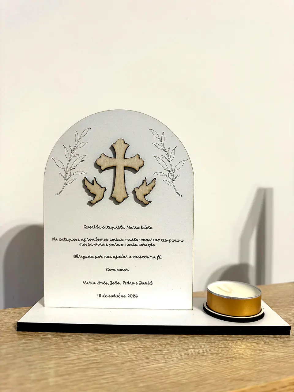 Placa Personalizada para Catequista com Cruz, Pombas e Vela 1